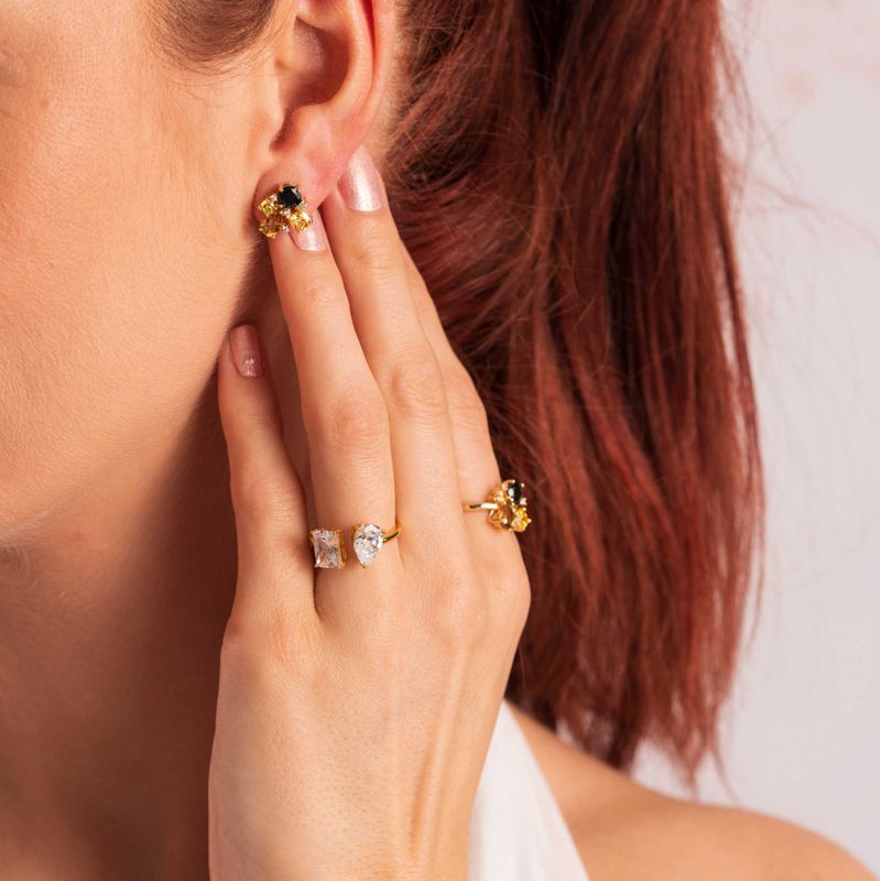 GLAM øredobber med gylne stener