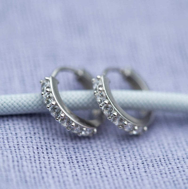 Øreringer i sølv med zirkonia rhodinert